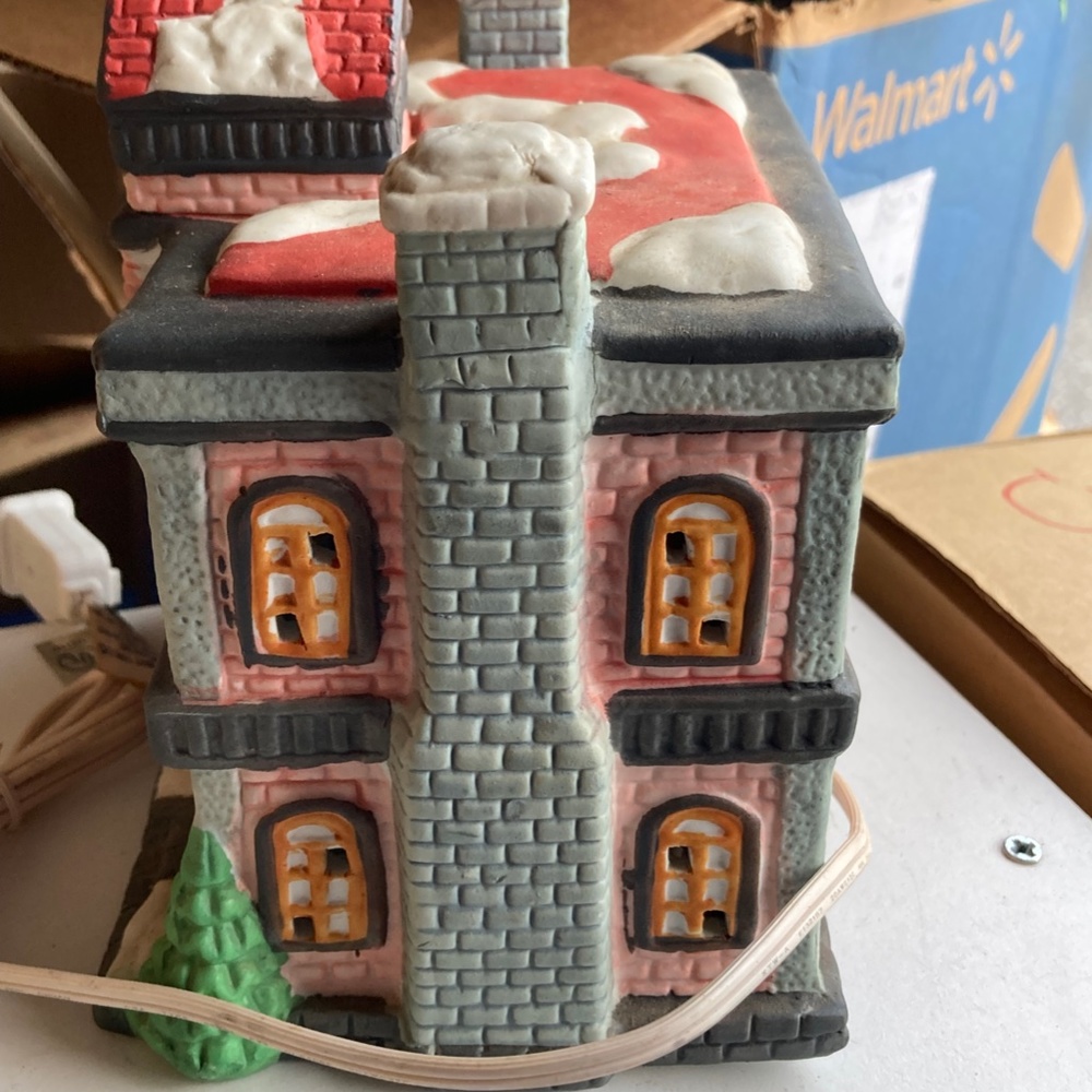 Ceramic Theater Lighted House - Picture 4 of 5